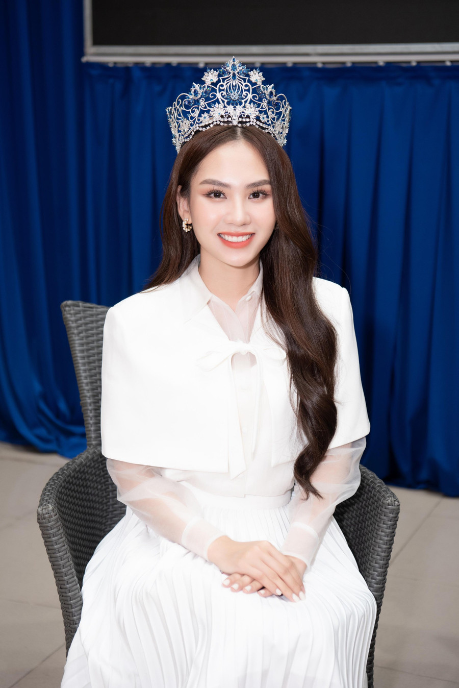 Từng là sinh viên của trường và hiện theo học chương trình thạc sĩ Ngôn ngữ Anh tại Đại học Khoa học Xã hội và Nhân văn (Đại học Quốc gia TP. HCM) nên Hoa hậu Mai Phương được các sinh viên yêu mến chào đón.