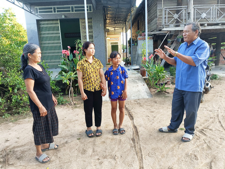 Ông Nay Choan tuyên truyền, vận động người dân tham gia xây dựng nông thôn mới. Ảnh: R'Ô HOK Ông Nay Choan tuyên truyền, vận động người dân tham gia xây dựng nông thôn mới. Ảnh: R'Ô HOK