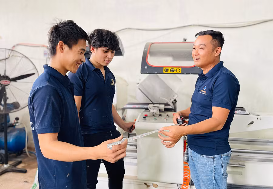 Anh Nguyễn Trần Tuấn Vũ-Giám đốc Công ty TNHH một thành viên Green Decor (bìa phải) không ngừng đổi mới cách quản lý để đưa doanh nghiệp phát triển. Ảnh: Mai Ka