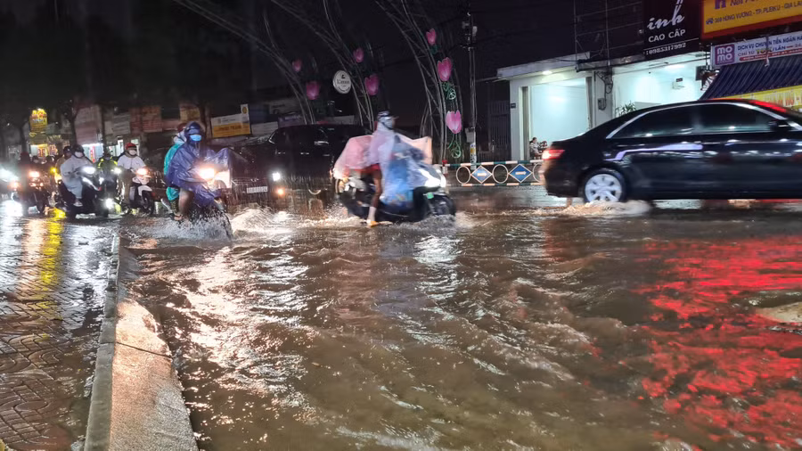 Nút giao thông Hùng Vương-Nguyễn Viết Xuân-Bà Triệu ngập trong nước. Ảnh: Nguyễn Sang