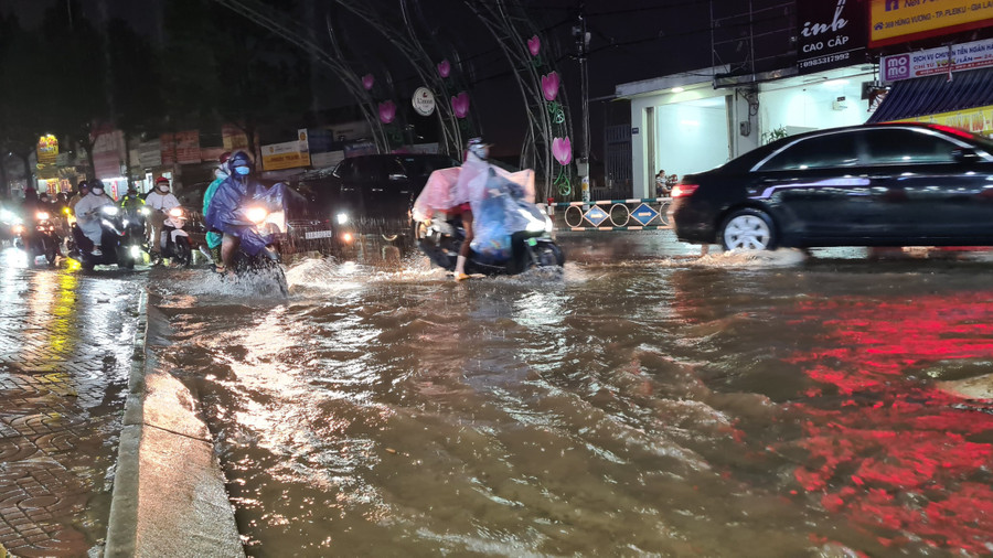 Nút giao thông Hùng Vương-Nguyễn Viết Xuân-Bà Triệu ngập trong nước. Ảnh: Nguyễn Sang