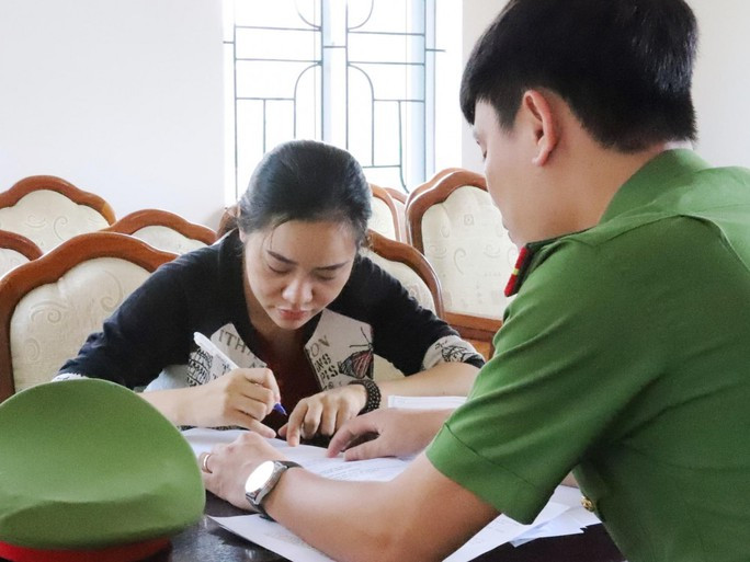 Hoàng Thị Bình tại cơ quan điều tra (Ảnh Công an Hà Tĩnh). Hoàng Thị Bình tại cơ quan điều tra (Ảnh Công an Hà Tĩnh).