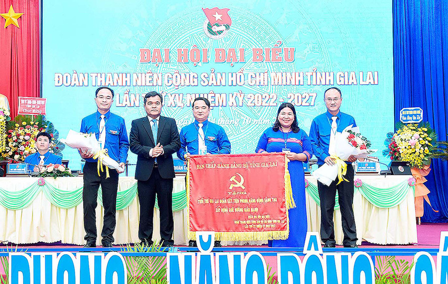  Ông Hồ Văn Niên-Bí thư Tỉnh ủy tặng bức trướng cho đoàn chủ tịch. Ảnh: Đức Thụy