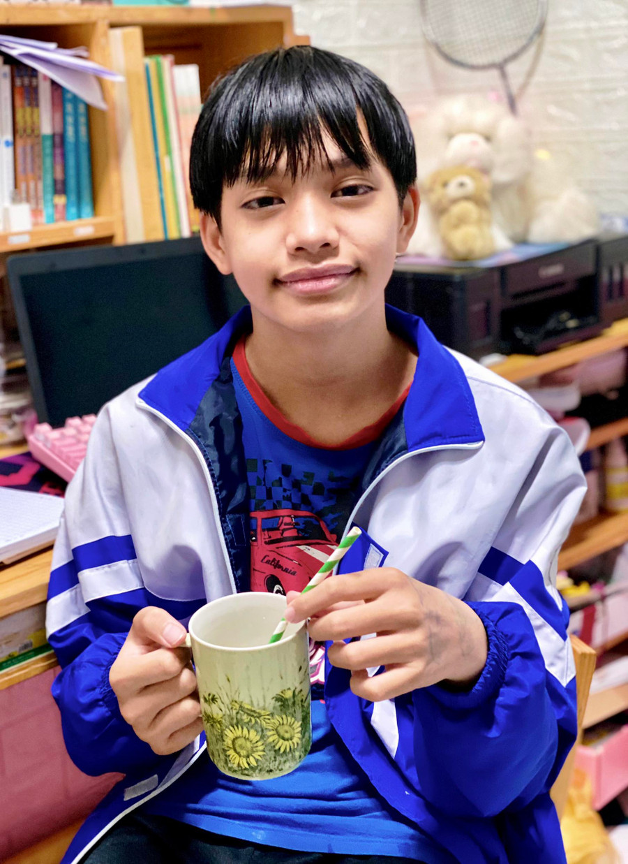 Em Đào Xuân Gia Khang sử dụng cốc giấy và ống hút giấy khi uống nước tại nhà. Ảnh: Nhật Hào