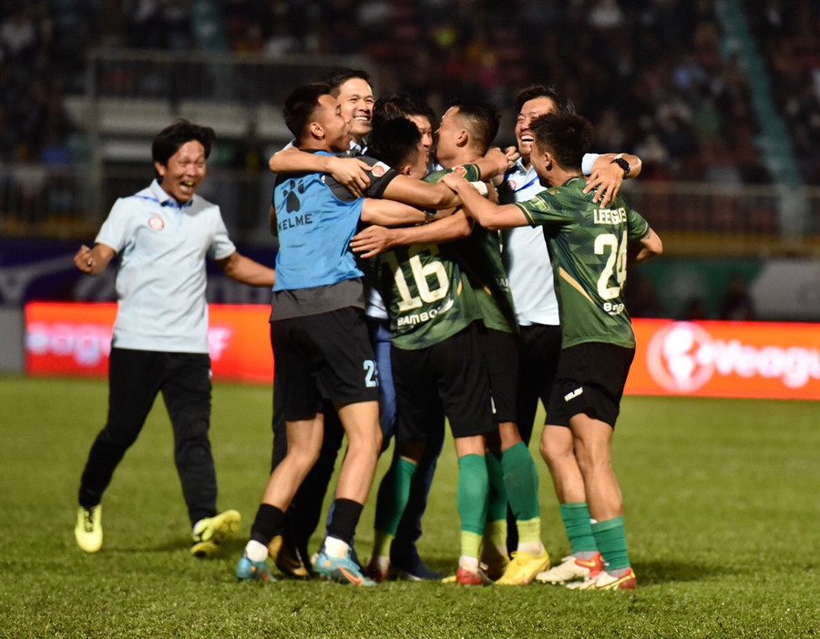 Các cầu thủ TP. Hồ Chí Minh vỡ òa với niềm vui chiến thắng Ảnh Văn Ngọc