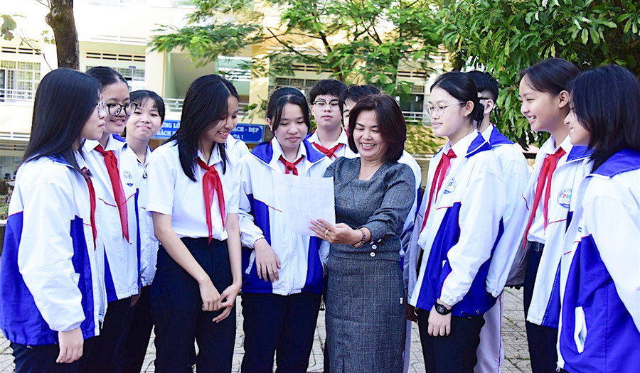 Giáo viên và học sinh Trường THCS Phạm Hồng Thái (phường Hoa Lư, TP. Pleiku). Ảnh: Đức Thụy