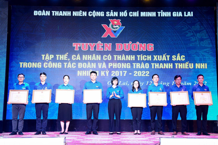 Gia Lai tuyên dương 70 tập thể, cá nhân có thành tích xuất sắc trong công tác Đoàn và phong trào thanh thiếu nhi ảnh 2 Thừa ủy quyền của Chủ tịch UBND tỉnh, đồng chí Nguyễn Thị Thanh Lịch (ở giữa)-Phó Chủ tịch UBND tỉnh tặng bằng khen cho các tập thể, cá nhân có thành tích xuất sắc trong công tác Đoàn và phong trào thanh thiếu nhi nhiệm kỳ 2017-2022. Ảnh: Đức Thụy