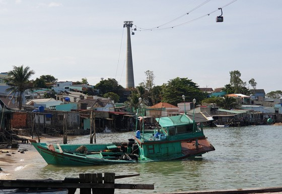 Tàu cá bị sóng đánh dạt vào bờ đã được kéo ra vùng biển an toàn. Ảnh: CTV Tàu cá bị sóng đánh dạt vào bờ đã được kéo ra vùng biển an toàn. Ảnh: CTV