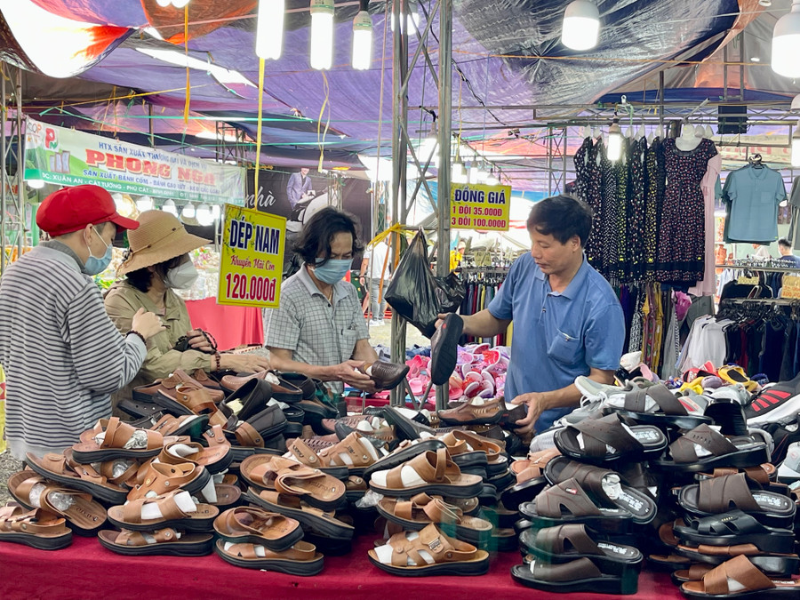 Các gian hàng tham gia tại Hội chợ có nhiều hoạt động khuyến mãi, giảm giá giúp người tiêu dùng mua được hàng hóa với giá cả hợp lý. Ảnh: Vũ Thảo