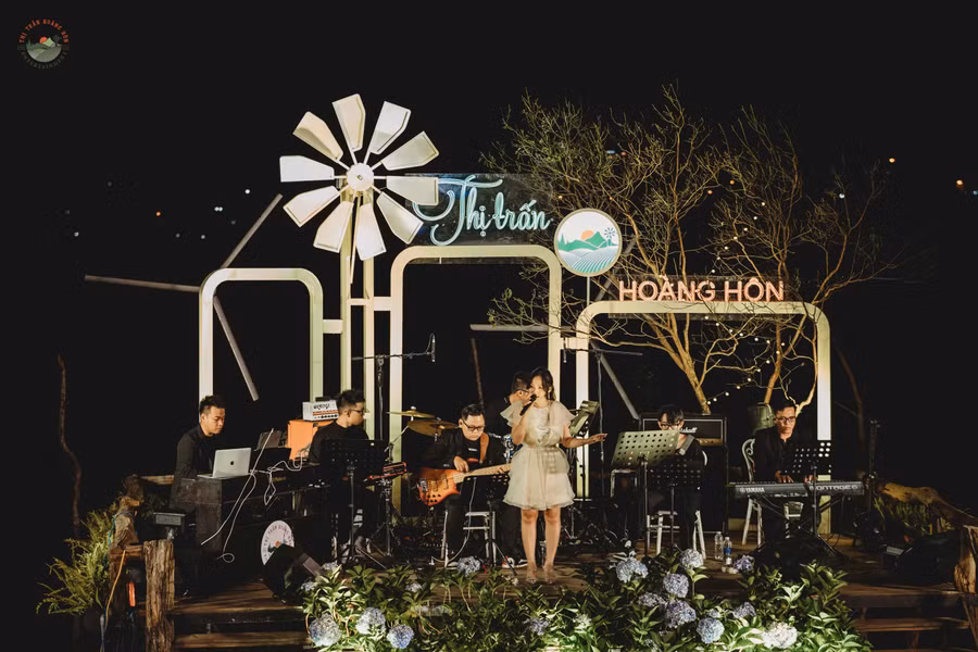 Nữ ca sĩ Nguyên Hà lần đầu đến với khán giả Phố núi Pleiku. Ảnh: ĐVCC Khản tới thưởng thức đêm nhạc