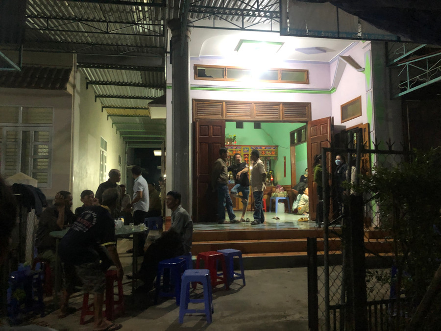 Ngôi nhà của ông Lê Hữu Lộc (thôn Tân Phong, xã Tân An, huyện Đak Pơ) có rất đông người dân đến thăm hỏi, chia buồn. Ảnh An Phát