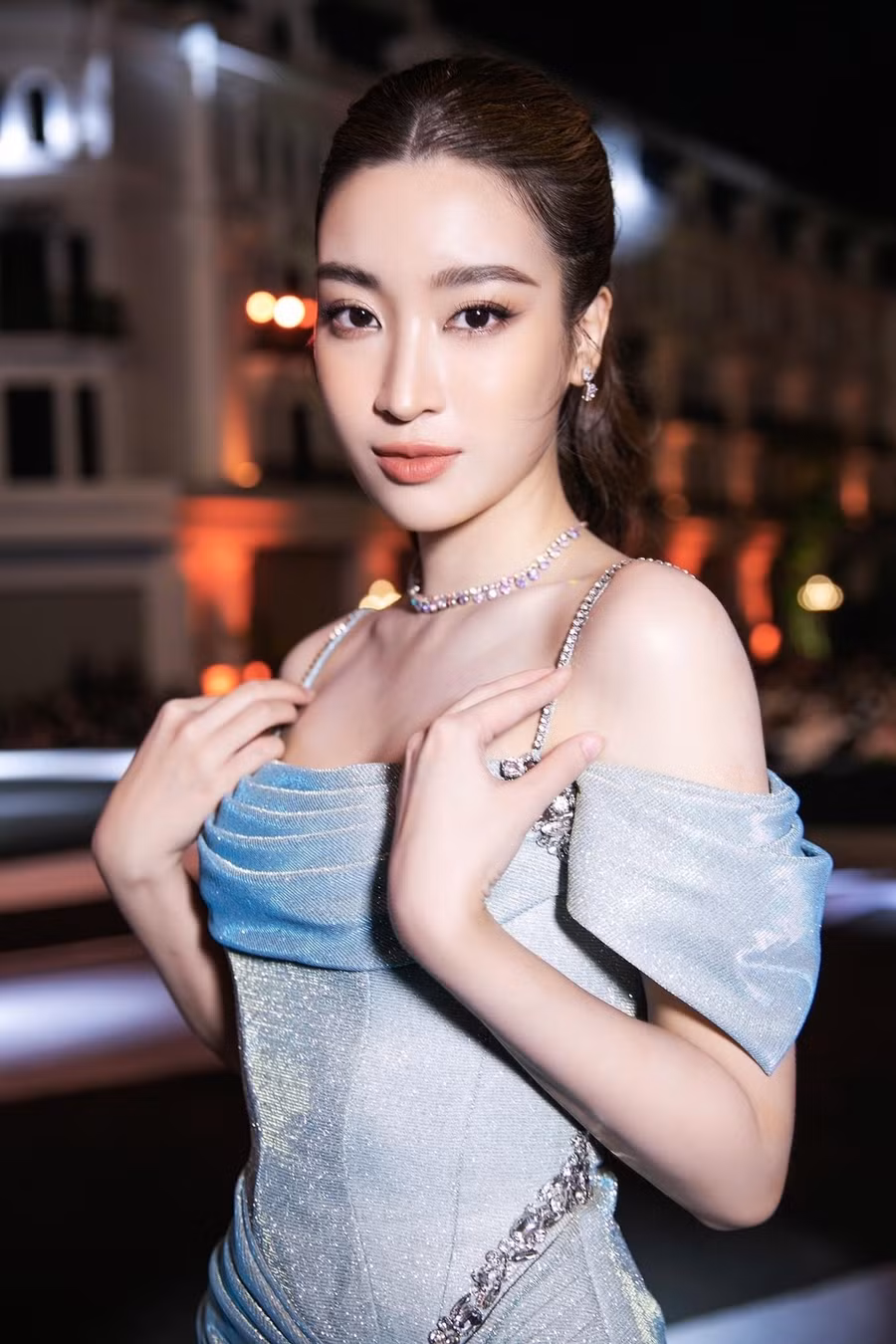 Bà Phạm Kim Dung xác nhận Hoa hậu Đỗ Mỹ Linh sẽ đám cưới vào ngày 23.10. Trước đó, người đẹp từng phủ nhận chuyện kết hôn khi lộ ảnh đeo nhẫn ngón áp út. Ảnh: FBNV