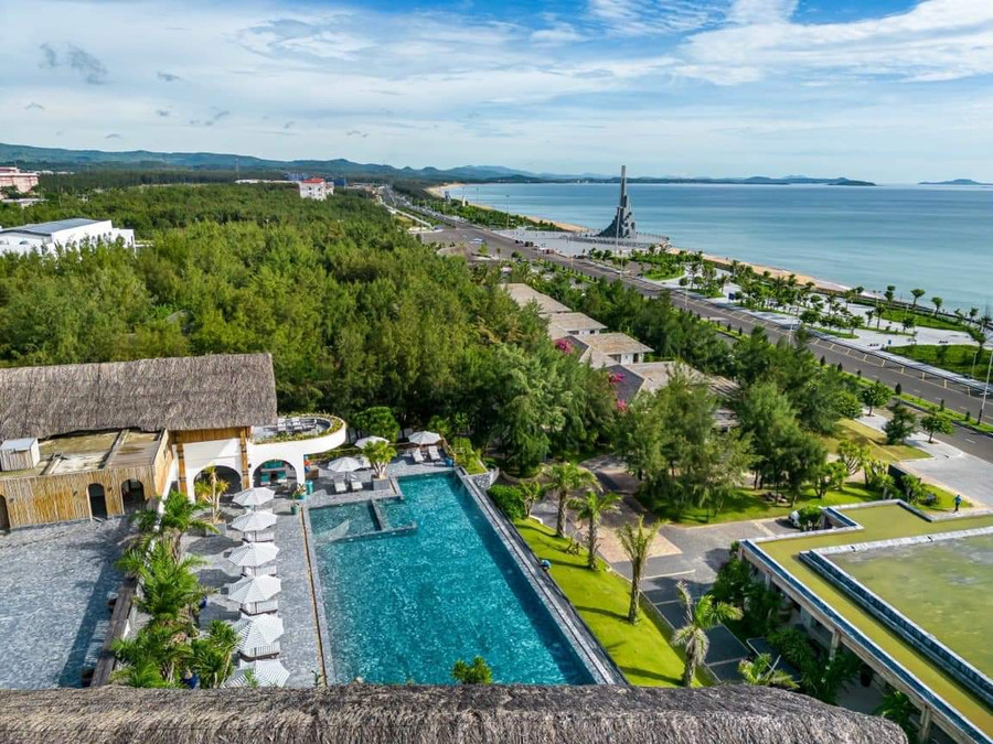 Resort có tầm nhìn biển và quảng trường Nghinh Phong Ảnh: Stelia Beach Resort