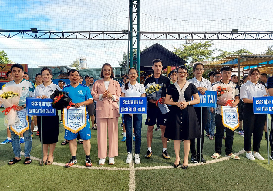 Ban tổ chức giải trao cờ lưu niệm và tặng hoa cho các đội bóng tham gia thi đấu tại giải. Ảnh: Nguyễn Tú Ban tổ chức giải trao cờ lưu niệm và tặng hoa cho các đội bóng tham gia thi đấu tại giải. Ảnh: Nguyễn Tú