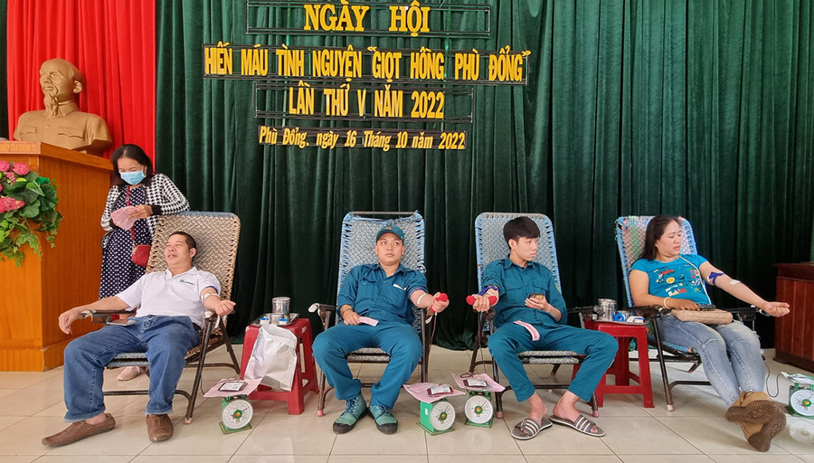 Hiến máu cứu người, một nghĩa cử cao đẹp thể hiện truyền thống tương thân tương ái, thương người như thể thương than của dân tộc ta. Ảnh: Hà Phương