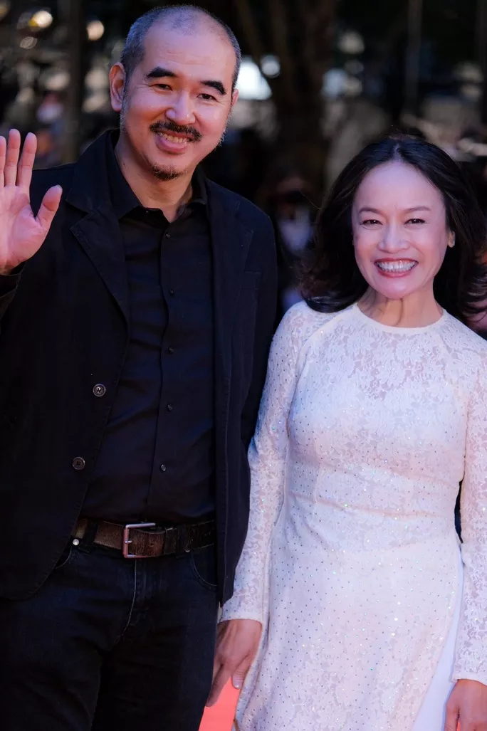 Đạo diễn Bùi Thạc Chuyên và vợ là nghệ sĩ Tú Oanh sánh bước tại LHP quốc tế Tokyo 2022.