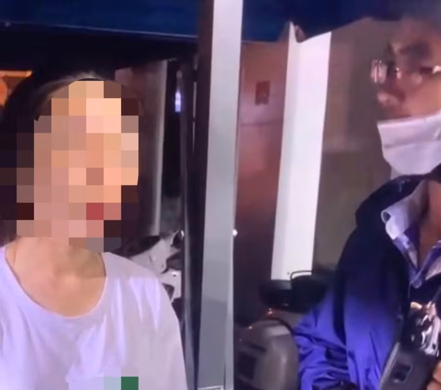 Một nữ sinh bị lực lượng 911 ngăn chặn. Ảnh: Văn Tiến