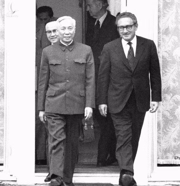 Đồng chí Lê Đức Thọ và Ngoại trưởng Mỹ Henry Kissinger (ảnh tư liệu).