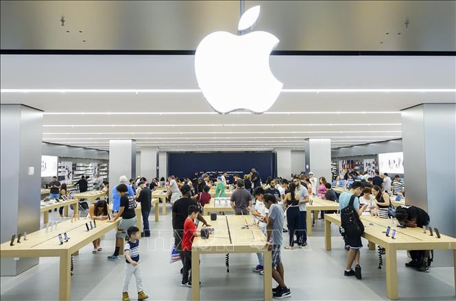 Khách hàng tham quan tại một cửa hàng giới thiệu sản phẩm của Apple ở New York, Mỹ. Ảnh: THX/TTXVN