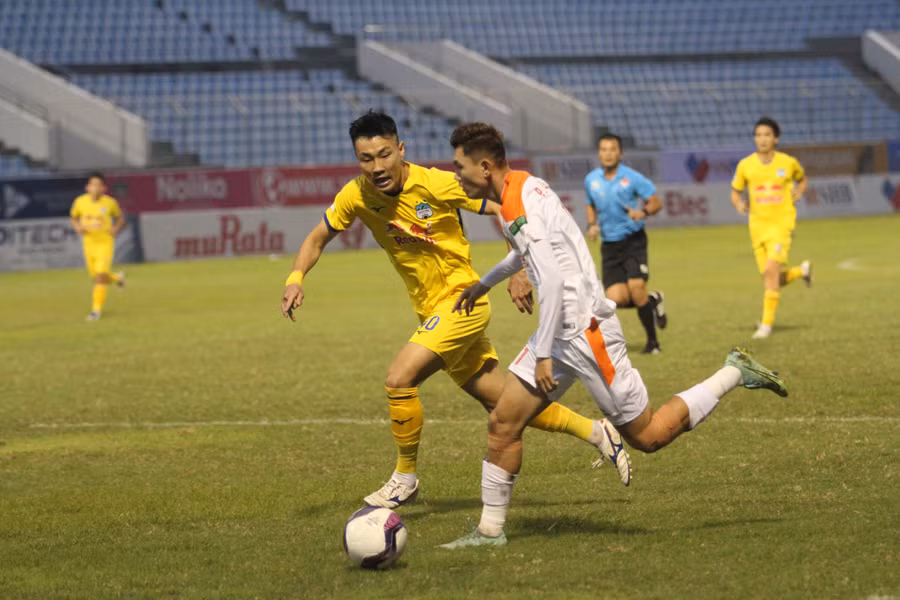 HAGL (trái) đã có trận thứ 9 liên tiếp không thắng Ảnh: Trần Khánh