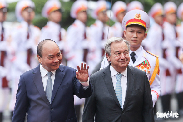 Chủ tịch nước Nguyễn Xuân Phúc đón Tổng Thư ký Antonio Guterres. Ảnh TTO