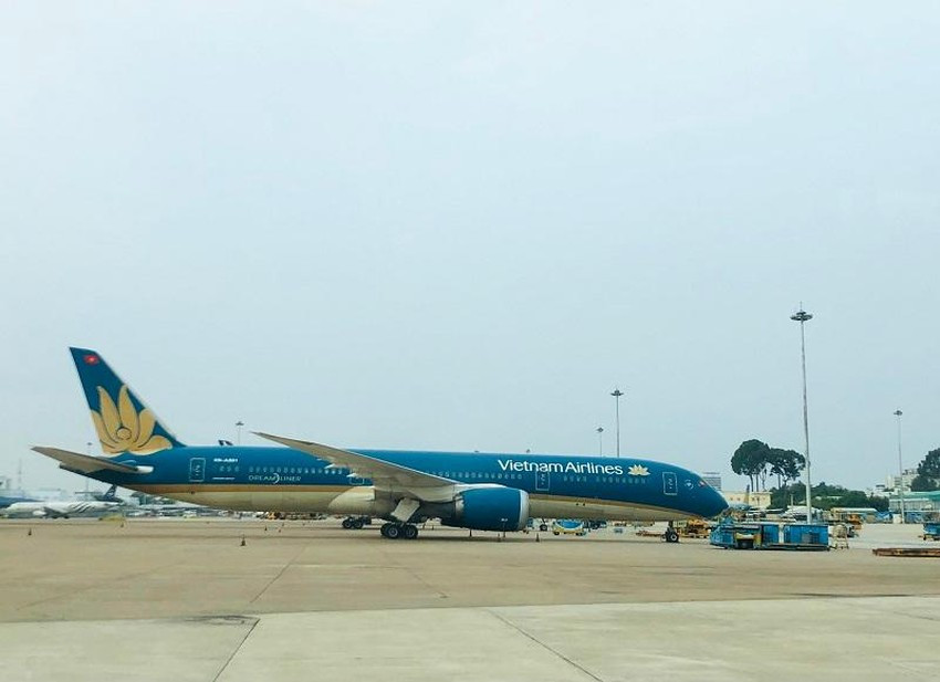 Vietnam Airlines đón khách tại sân bay Tân Sơn Nhất. Ảnh PLO