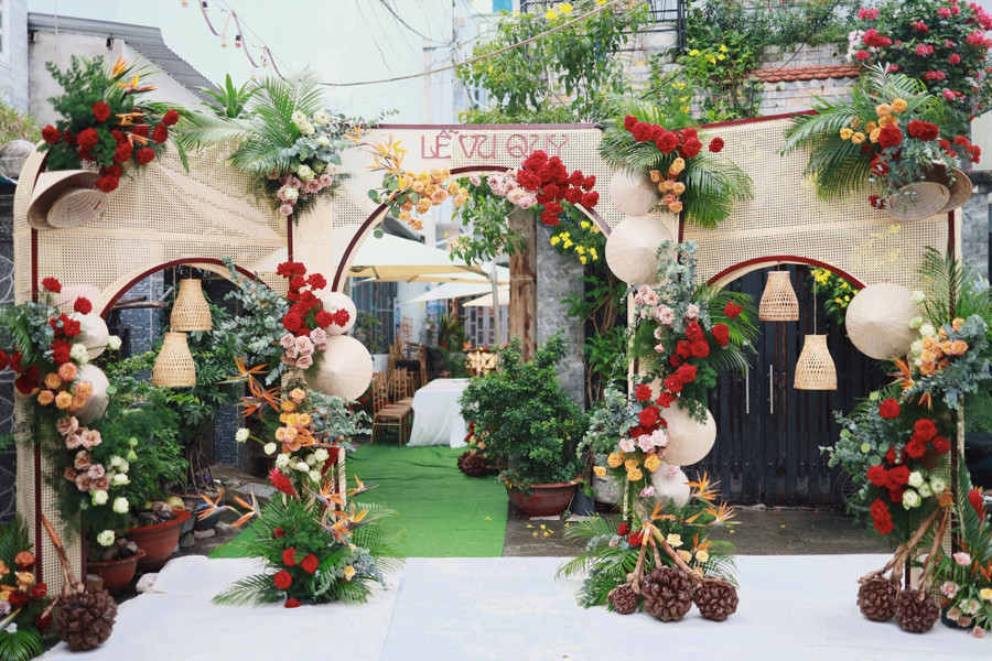 Không gian lễ cưới thập nhiên 1970 của Liêu Hà Trinh. Ảnh: NSCC