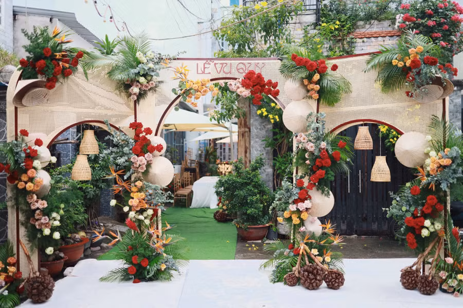 Không gian lễ cưới thập nhiên 1970 của Liêu Hà Trinh. Ảnh: NSCC