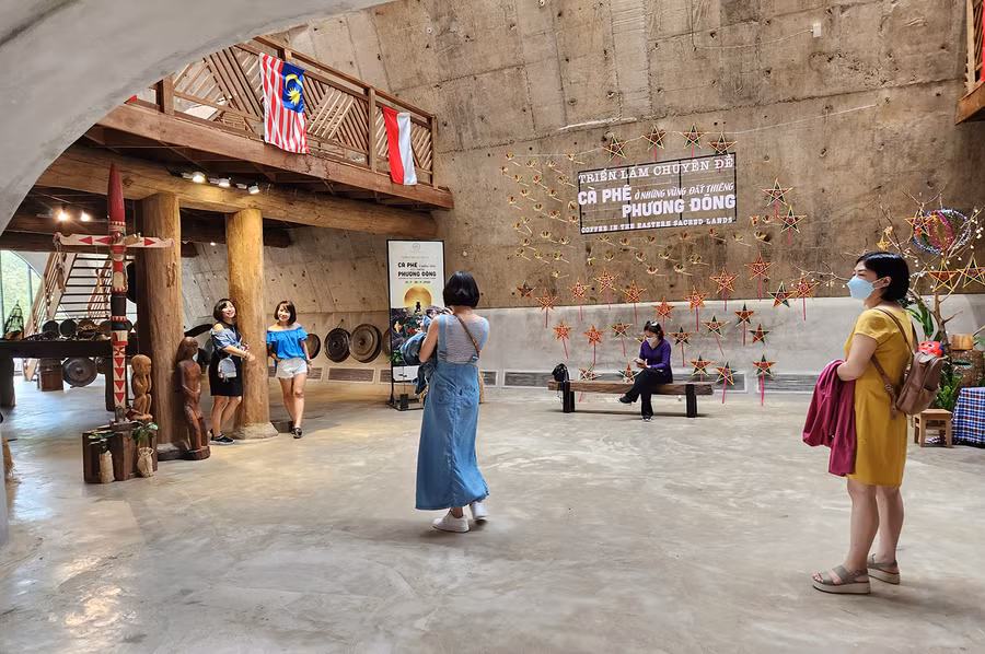 Nhiều du khách đến Bảo tàng thế giới cà phê chủ yếu chỉ... check-in, chụp ảnh lưu niệm!.