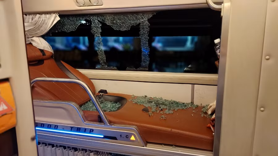 Tại hiện trường, kính bị vỡ tung tóe trên giường nằm của hành khách. Ảnh: CTV