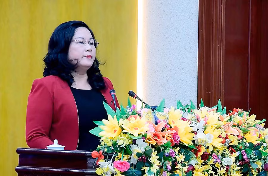 Bà Hồ Thị Thảo-Phó Chủ tịch HĐND huyện Chư Păh trao đổi về việc nâng cao hiệu quả, chất lượng các kỳ họp HĐND. Ảnh: Đức Thụy