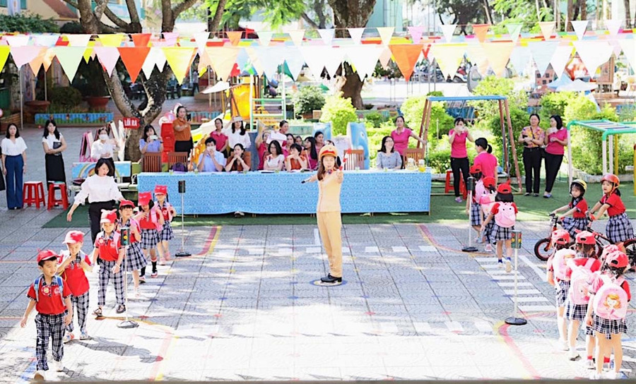 Đoàn khảo sát dự giờ một tiết dạy ngoài trời về an toàn giao thông cho trẻ tại Trường Mầm non Hoa Hồng (TP. Pleiku). Ảnh: Mộc Trà