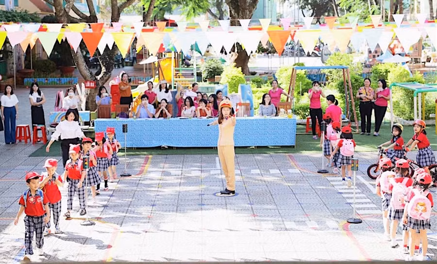 Đoàn khảo sát dự giờ một tiết dạy ngoài trời về an toàn giao thông cho trẻ tại Trường Mầm non Hoa Hồng (TP. Pleiku). Ảnh: Mộc Trà