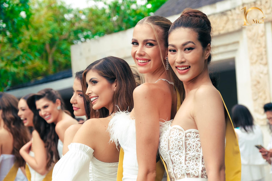Thiên Ân đọ sắc cùng dàn thí sinh Miss Grand International 2022. Ảnh: FBNV