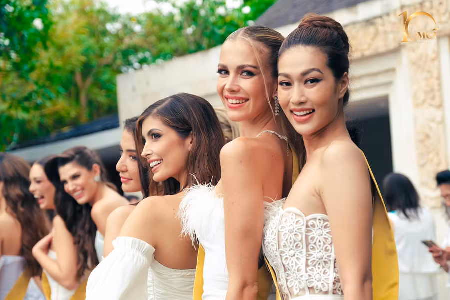 Thiên Ân đọ sắc cùng dàn thí sinh Miss Grand International 2022. Ảnh: FBNV