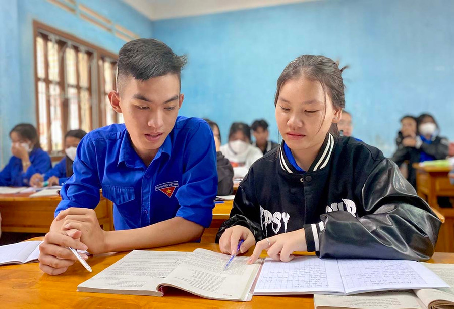 Em Nguyễn Gia Bảo (bìa trái)-lớp 11C, Trung tâm Giáo dục thường xuyên tỉnh trao đổi bài cùng bạn. Ảnh Mộc Trà