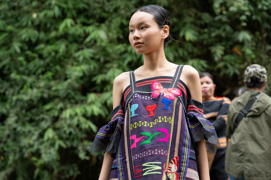 Thông xanh, hoa trái vùng ôn đới, tượng nghệ thuật... những đặc sản Tây Nguyên đã “làm nền” cho sàn diễn thời trang giữa rừng thông ở Măng Đen. Ảnh: Hà Nguyễn.