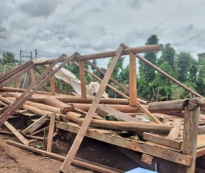 Căn nhà sàn đang thi công dở dang bị đổ sập khiến ông H. tử vong tại chỗ. Ảnh: Người dân cung cấp Căn nhà sàn đang thi công dở dang bị đổ sập khiến ông H. tử vong tại chỗ. Ảnh: Người dân cung cấp