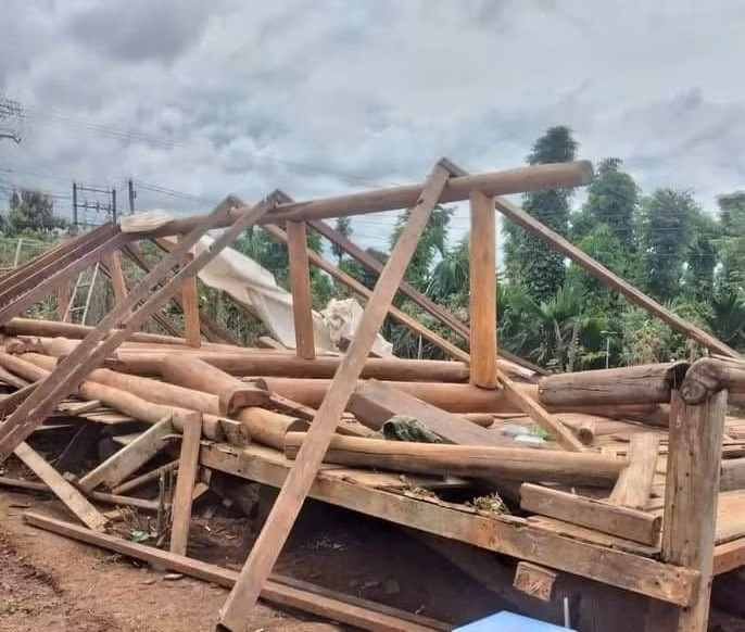 Căn nhà sàn đang thi công dở dang bị đổ sập khiến ông H. tử vong tại chỗ. Ảnh: Người dân cung cấp