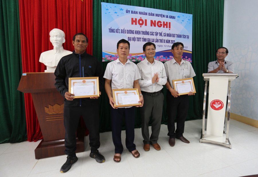 3 tập thể được nhận Giấy khen của Chủ tịch UBND huyện Ia Grai vì đã có thành tích xuất sắc trong Đại hội Thể dục thể thao lần thứ IX năm 2022 Ảnh Văn Ngọc