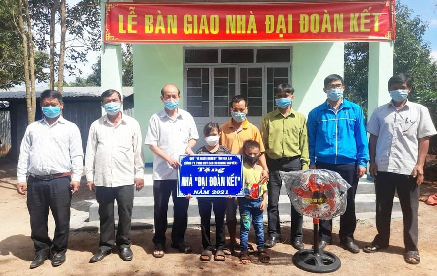 Ông Võ Xuân Bảo-Phó Chủ tịch Ủy ban MTTQ Việt Nam huyện Chư Păh (thứ 3 từ trái sang) bàn giao nhà Đại đoàn kết cho gia đình anh Rơ Châm Amaih (làng Or, xã Ia Phí). Ảnh: Ngọc Anh