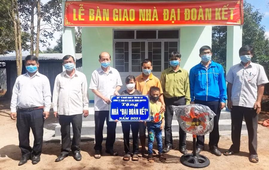 Ông Võ Xuân Bảo-Phó Chủ tịch Ủy ban MTTQ Việt Nam huyện Chư Păh (thứ 3 từ trái sang) bàn giao nhà Đại đoàn kết cho gia đình anh Rơ Châm Amaih (làng Or, xã Ia Phí). Ảnh: Ngọc Anh