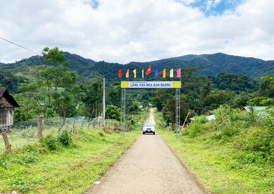  Đường giao thông nông thôn ở xã Kon Pne đã được kiên cố hóa. Ảnh: Lê Anh