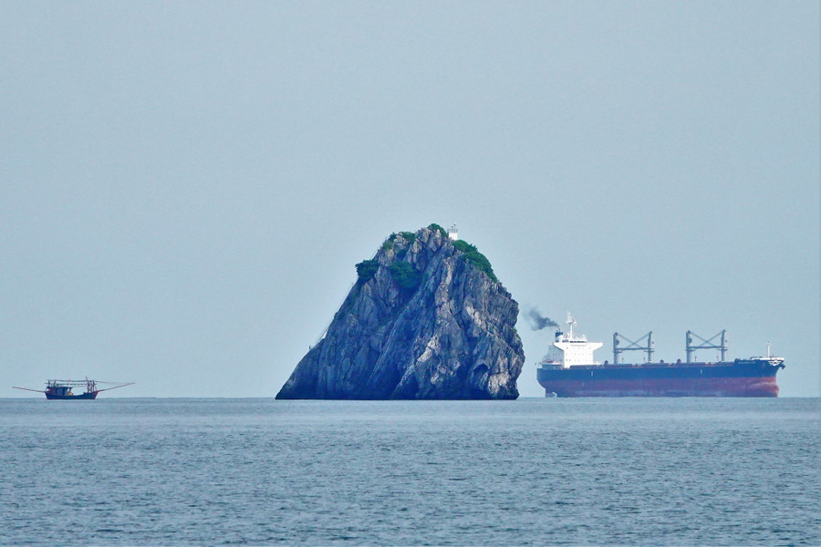 Hải đăng Hòn Bài định hướng cho tàu thuyền vào luồng Hòn Gai - Cái Lân. Ảnh: Mai Thanh Hải Hải đăng Hòn Bài định hướng cho tàu thuyền vào luồng Hòn Gai - Cái Lân. Ảnh: Mai Thanh Hải