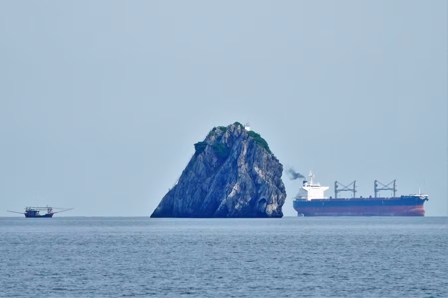 Hải đăng Hòn Bài định hướng cho tàu thuyền vào luồng Hòn Gai - Cái Lân. Ảnh: Mai Thanh Hải