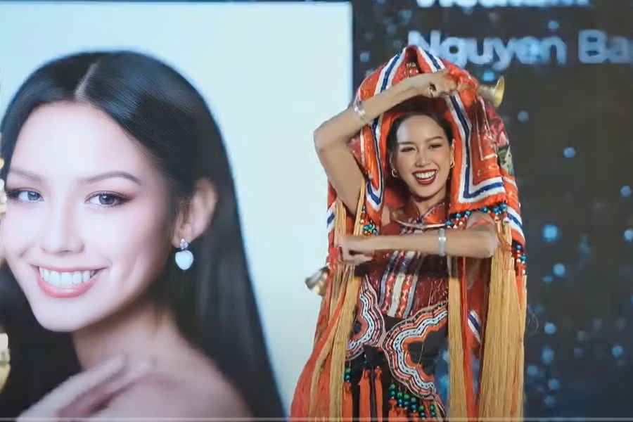 Bảo Ngọc trình diễn trang phục dân tộc Cô em Dao đỏ. Ảnh: Chụp màn hình