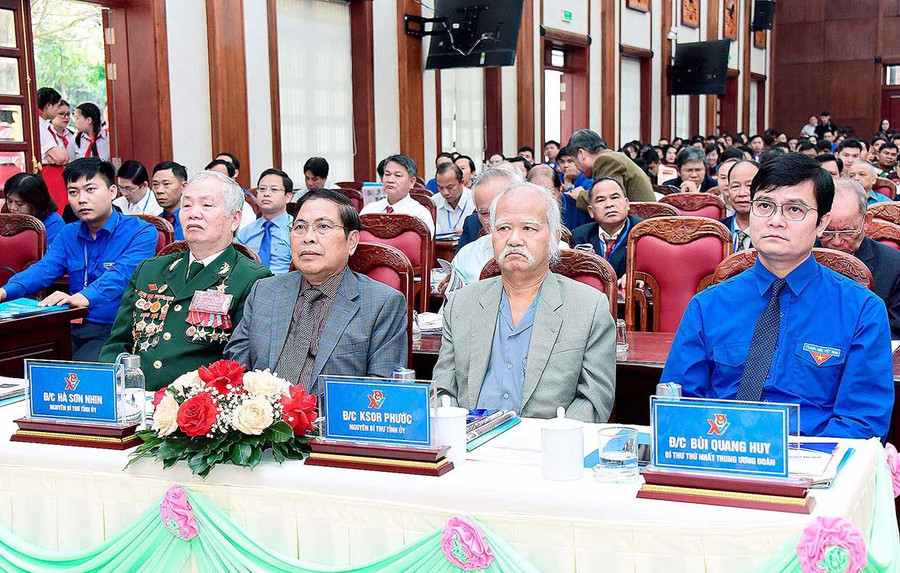 Đồng chí Bùi Quang Huy-Ủy viên dự khuyết Ban Chấp hành Trung ương Đảng, Bí thư thứ nhất Ban Chấp hành Trung ương Đoàn, Chủ nhiệm Ủy ban Quốc gia về thanh niên dự và chỉ đạo Đại hội. Ảnh: Đức Thụy Đồng chí Bùi Quang Huy-Ủy viên dự khuyết Ban Chấp hành Trung ương Đảng, Bí thư thứ nhất Ban Chấp hành Trung ương Đoàn, Chủ nhiệm Ủy ban Quốc gia về thanh niên dự và chỉ đạo Đại hội. Ảnh: Đức Thụy