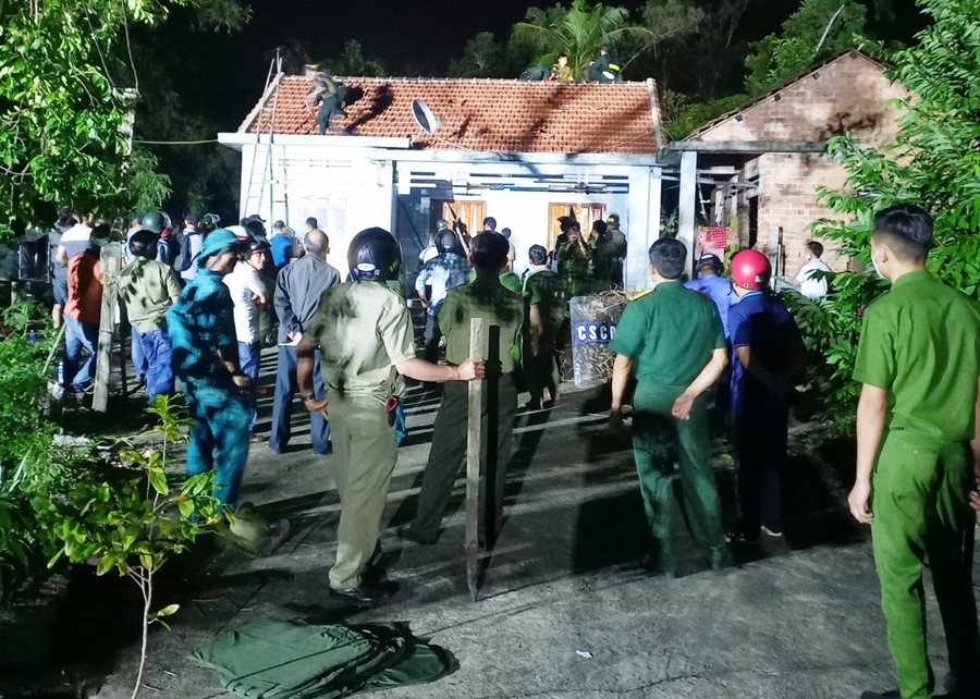 Lực lượng công an bao vây, tiếp cận nghi phạm. Ảnh: C.X Lực lượng công an bao vây, tiếp cận nghi phạm. Ảnh: C.X