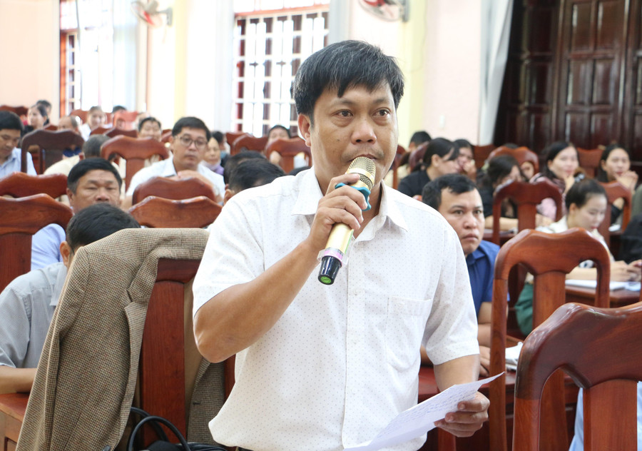 Cử tri Đặng Lê Minh-Bí thư Đảng ủy xã Chư Don, huyện Chư Pưh nêu ý kiến về việc phân bổ nguồn vốn thực hiện các chương trình mục tiêu quốc gia. Ảnh: Quang Tấn
