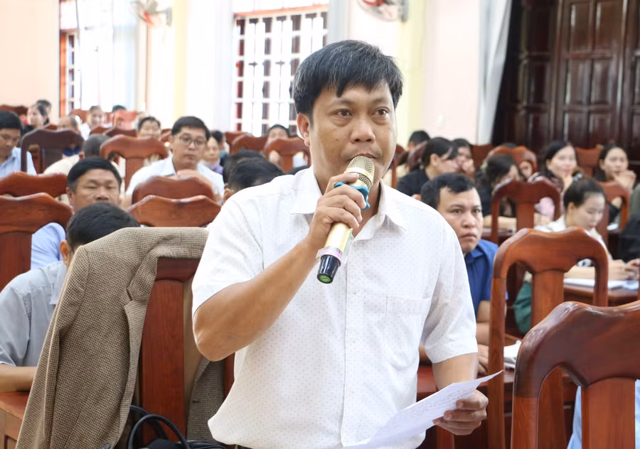 Cử tri Đặng Lê Minh-Bí thư Đảng ủy xã Chư Don, huyện Chư Pưh nêu ý kiến về việc phân bổ nguồn vốn thực hiện các chương trình mục tiêu quốc gia. Ảnh: Quang Tấn